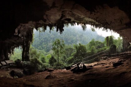 1653911655_1920px-The_main_entrance_to_the_Niah_Caves_at_sunset.