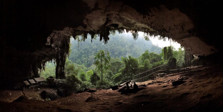 1653911655_1920px-The_main_entrance_to_the_Niah_Caves_at_sunset.