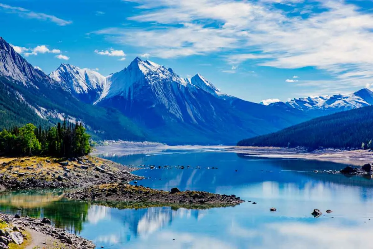 Medicine-lake-alberta_